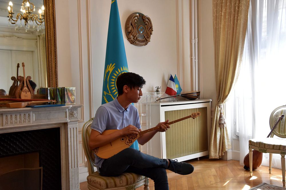 Parıjde Ulttyq dombyra kúni atalyp ótti