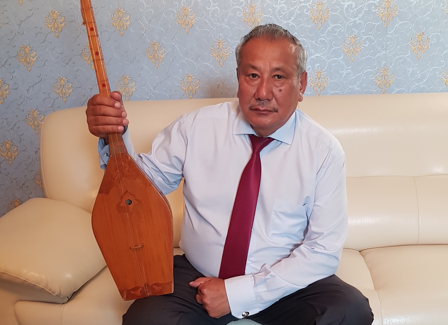 Aıtysker Qalıhan Altynbaev ustaǵan dombyra Jarma aýdanyna syıǵa berildi