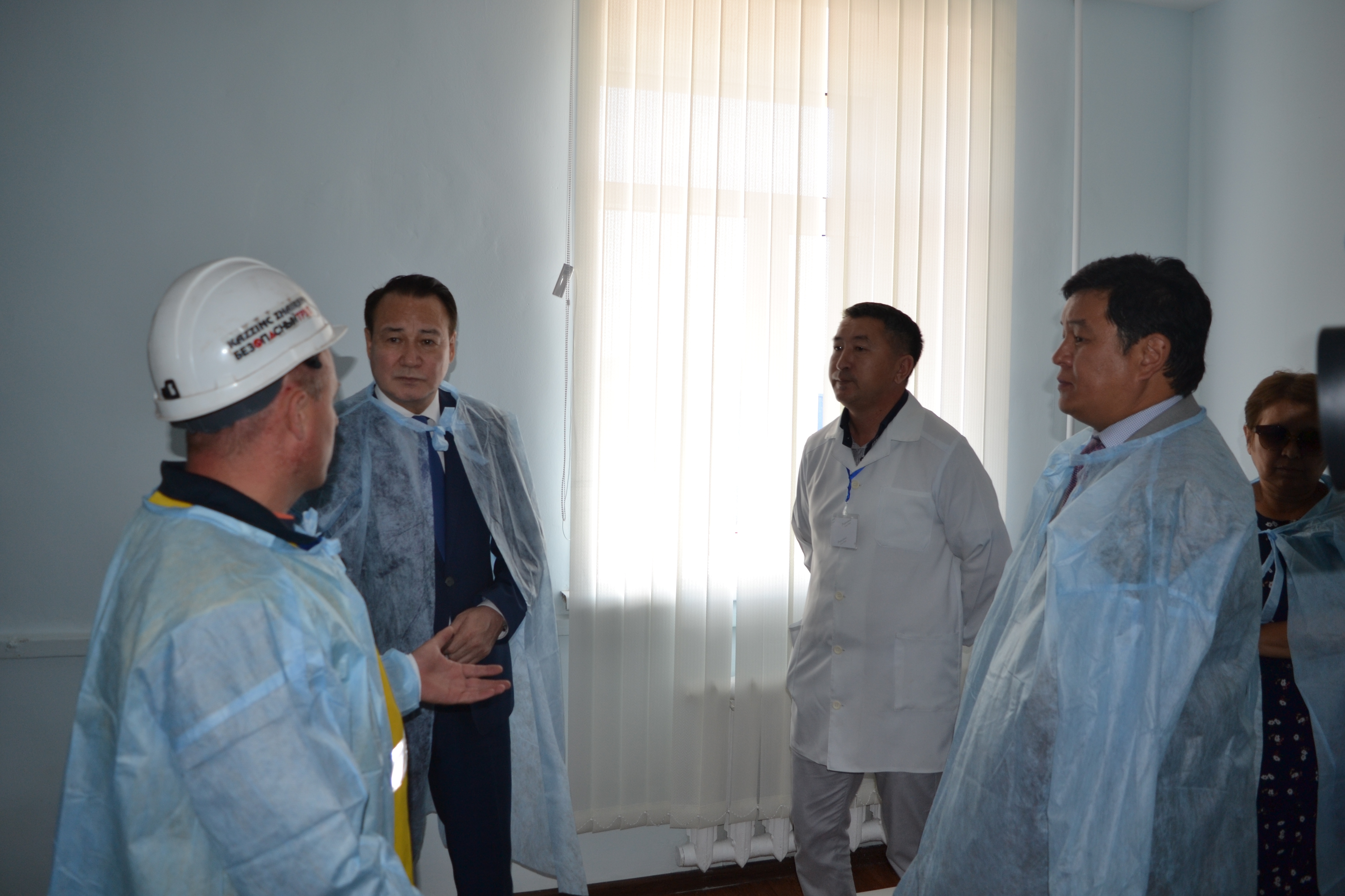 Senator kendi aımaqta jumysshylarmen kezdesti