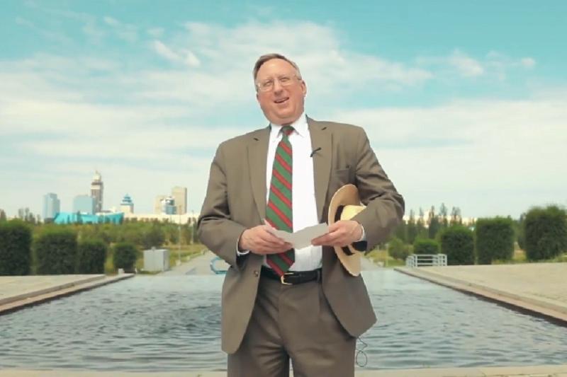 AQSh elshisi Astana týraly qazaq tilinde óleń oqyp berdi