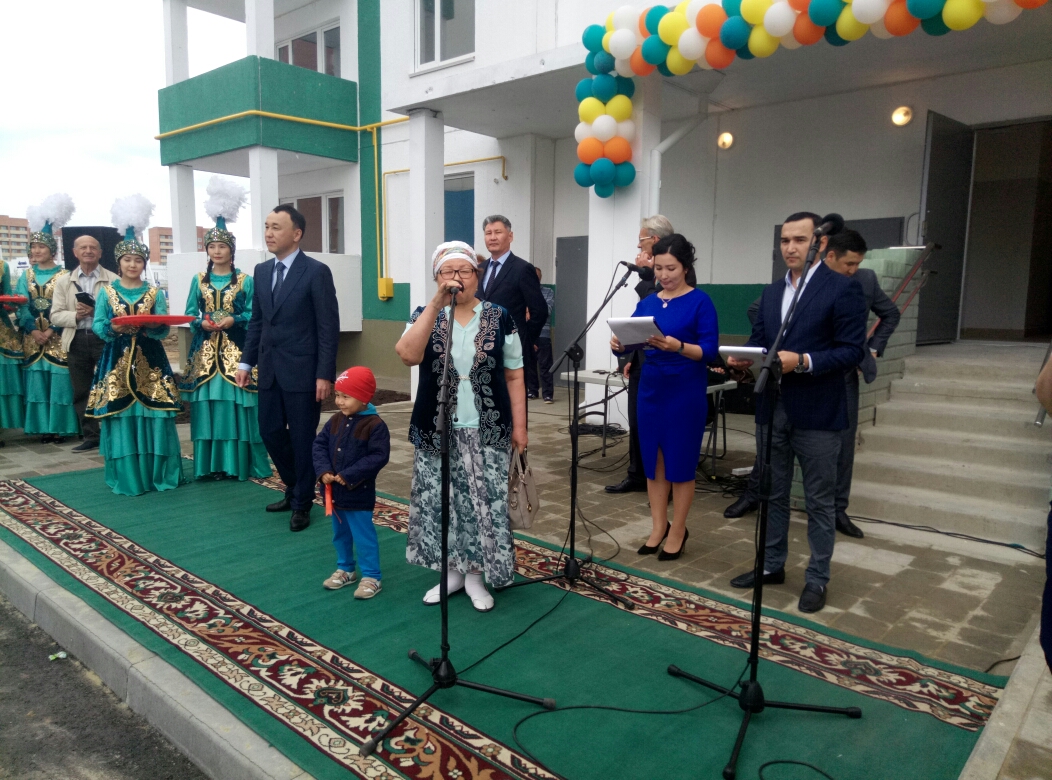 Qostanaıda Astana kúni  qonys toıy kóbeıdi