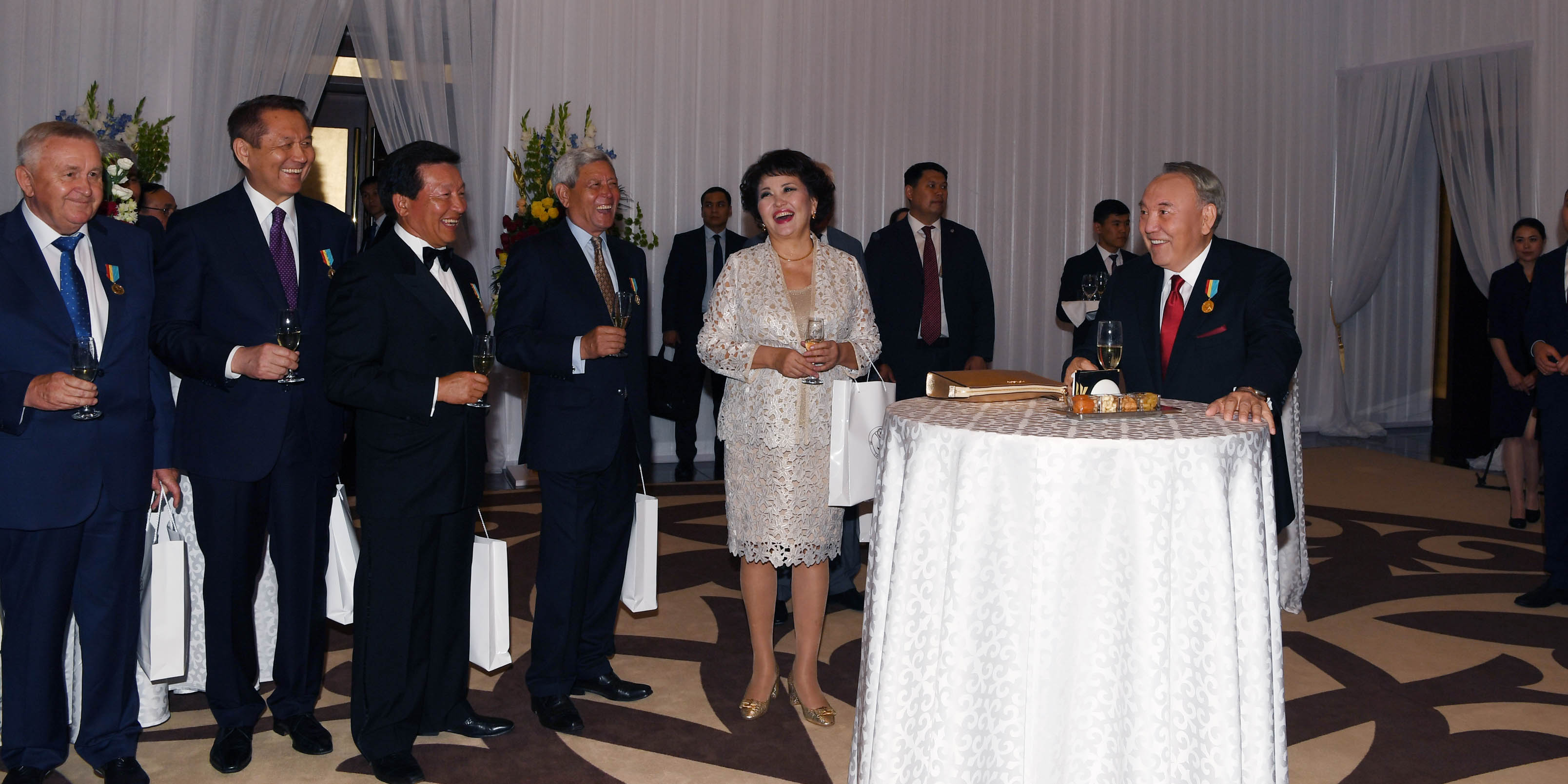 Elbasy Astananyń irgesin alǵash qalaǵan azamattarmen kezdesti