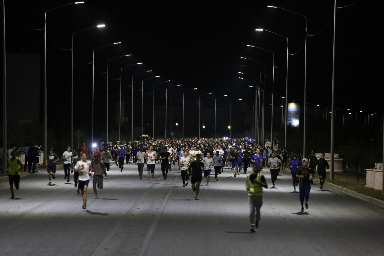 Atyraýda alǵash ret ótken túngi júgirý marafonyna 2000-ǵa jýyq adam qatysty