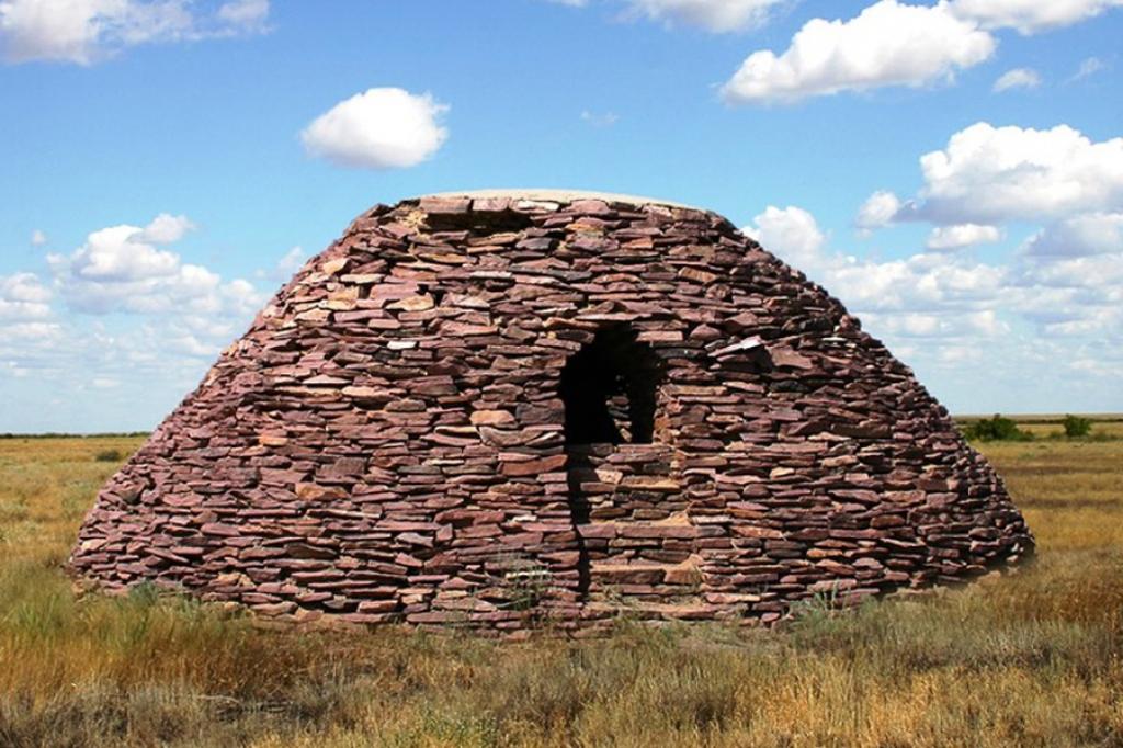 Ǵylymı ekspedısııalyq top Ekidiń kóne eskertkishine sapar jasady