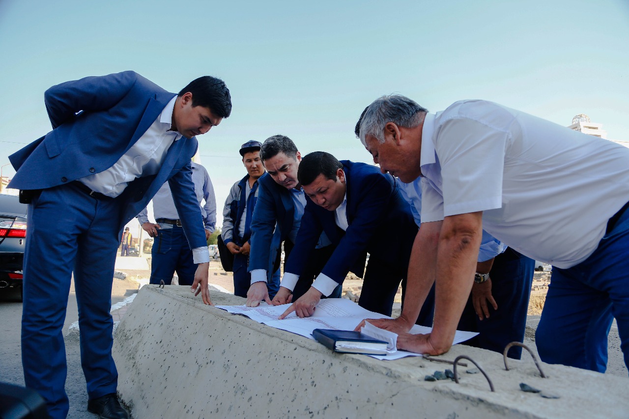 Atyraý qalasynyń ákimi avtomobıl keptelisterin tártipke keltirýdi tapsyrdy