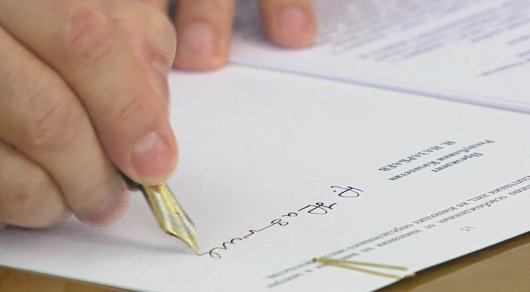 Memleket basshysy «Advokattyq qyzmet jáne zań kómegi týraly» zańǵa qol qoıdy