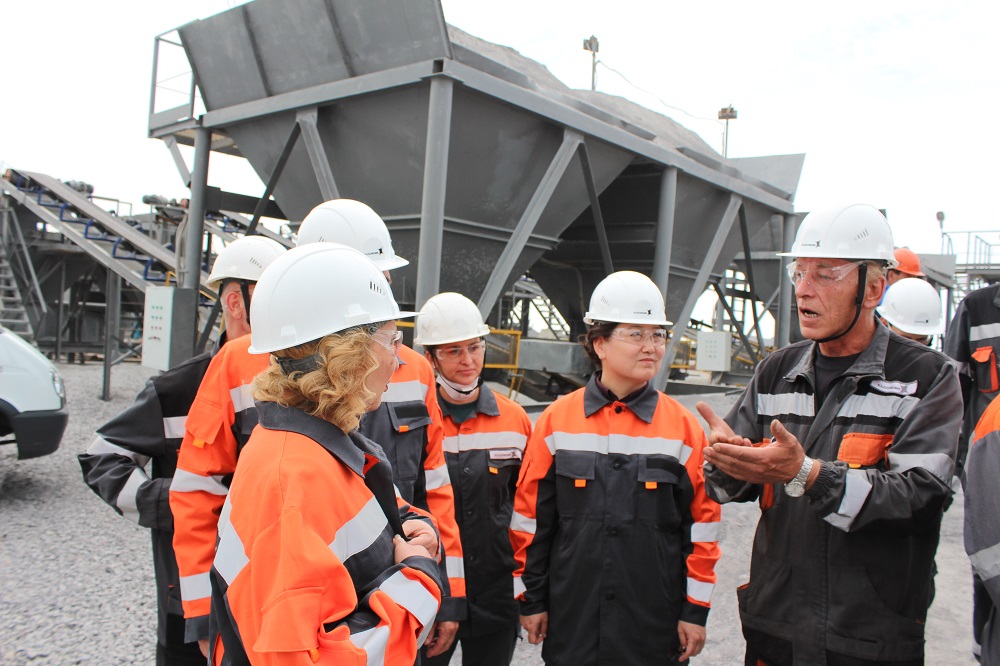 Jumysshylar Májilis depýtattarynan turǵyn úılerdi  ortalyqtandyrǵan jylý qubyryna qosýǵa kómek surady