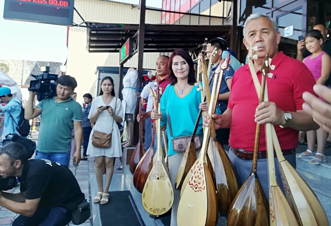 Almatylyq sheber balalar úıiniń tárbıelenýshilerine 30 dombyra syıǵa tartty