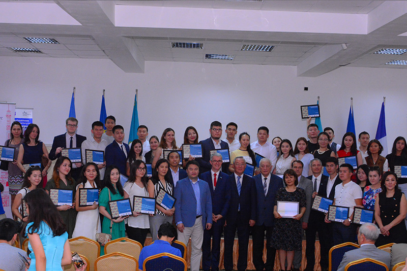 «Abaı-Vern» baǵdarlamasynyń sertıfıkattary tabys etildi