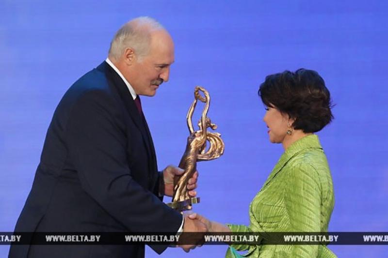 Belarýs prezıdenti Roza Rymbaevaǵa «Slavıan bazary» prezıdenttik marapatyn tabystady