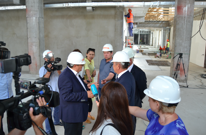 Májilismender Petropavlda Oqýshylar saraıynyń qurylysymen tanysty