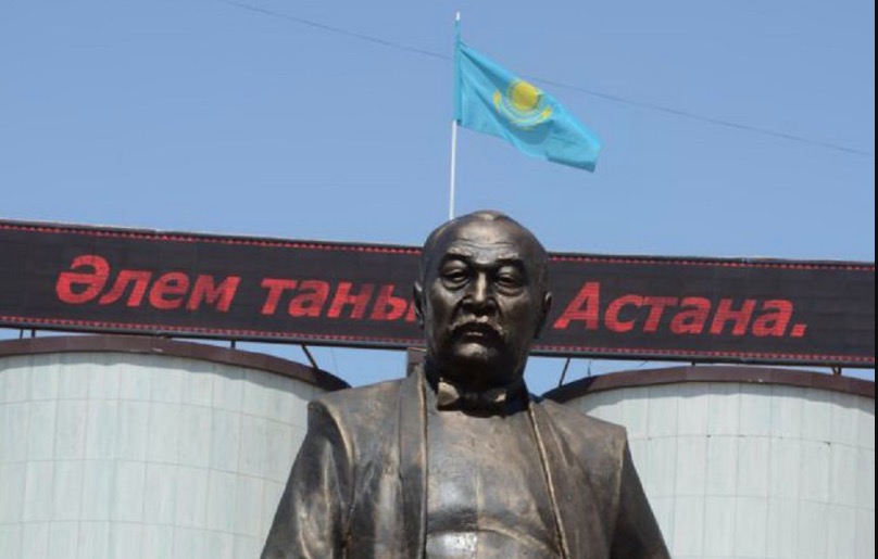 Akterdiń alyp eskertkishi boı kóterdi