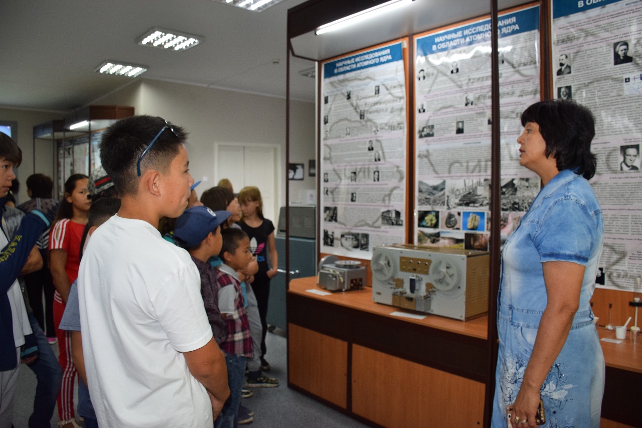 Oqýshylar Kýrchatov qalasyndaǵy qasıetti jerlerdi aralady