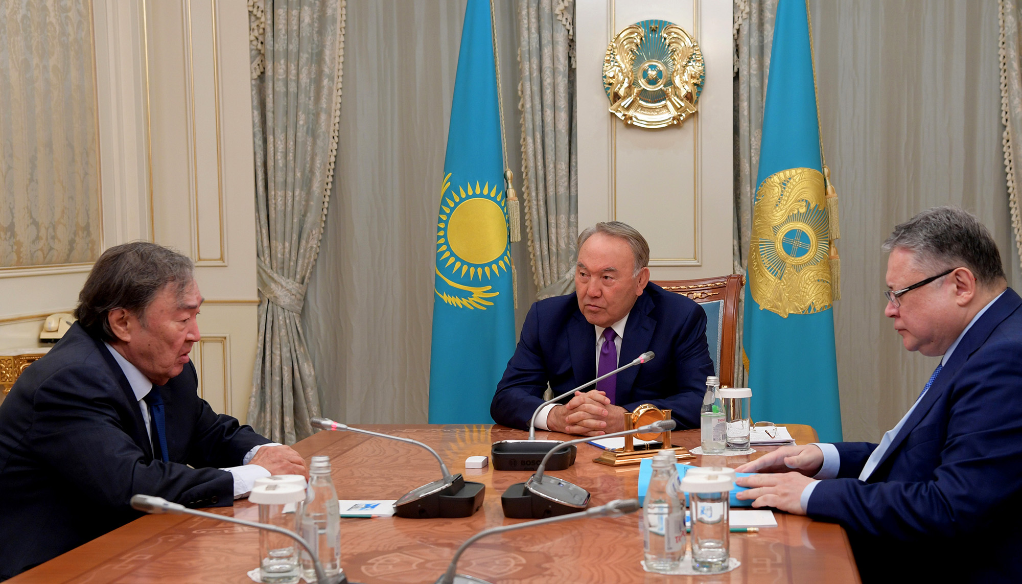 Nursultan Nazarbaev qoǵam qaıratkeri Oljas Súleımenovti qabyldady