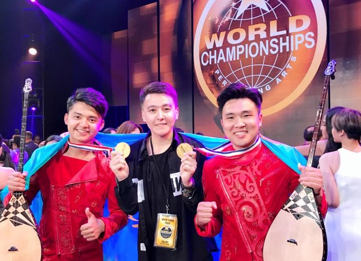 Dombyra Gollıvýdty baǵyndyrdy