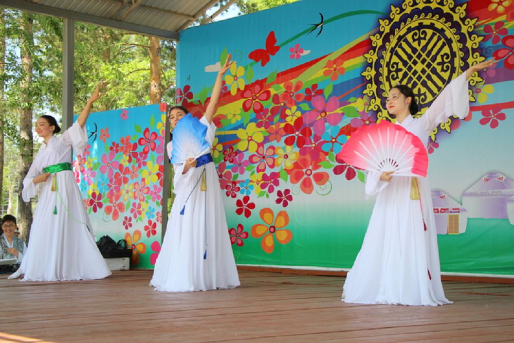 Koreıler salt-dástúrin kórsetti