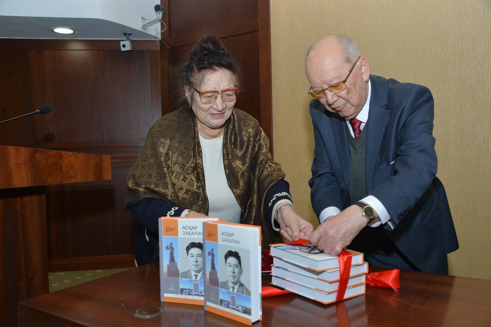 «О́negeli ómir» serııasymen jaryq kórgen jınaqtyń tusaýkeseri ótti