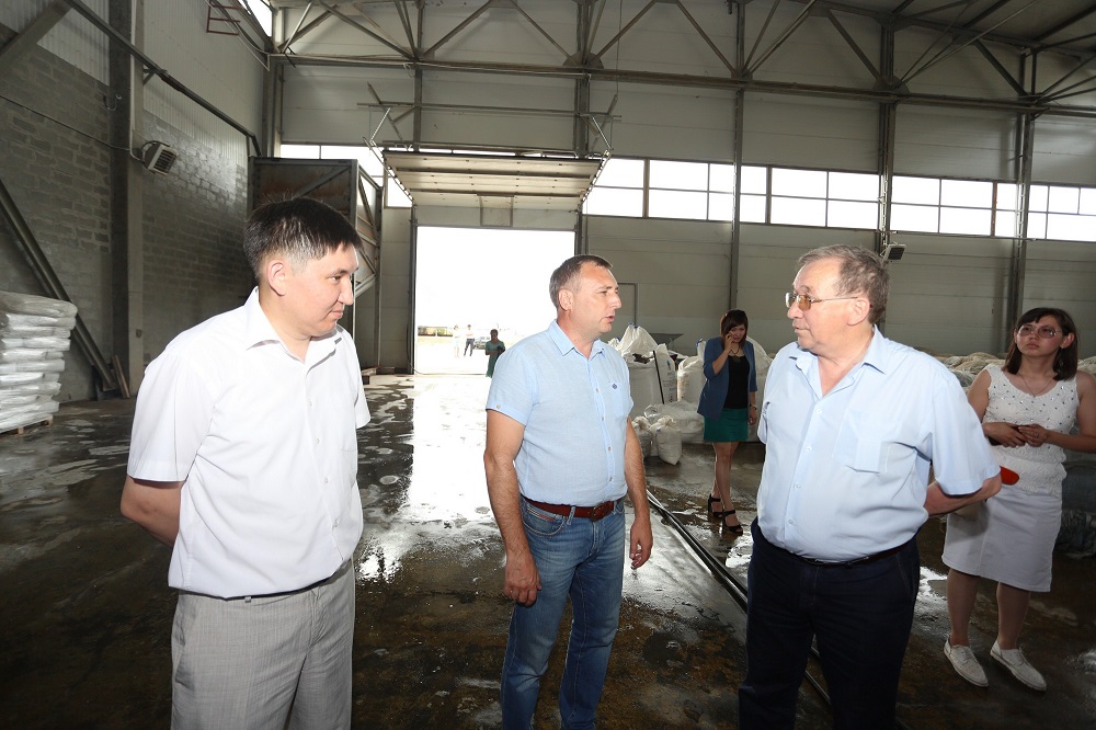 Májilis depýtaty Oral qalasynda óndiris oryndaryn aralady