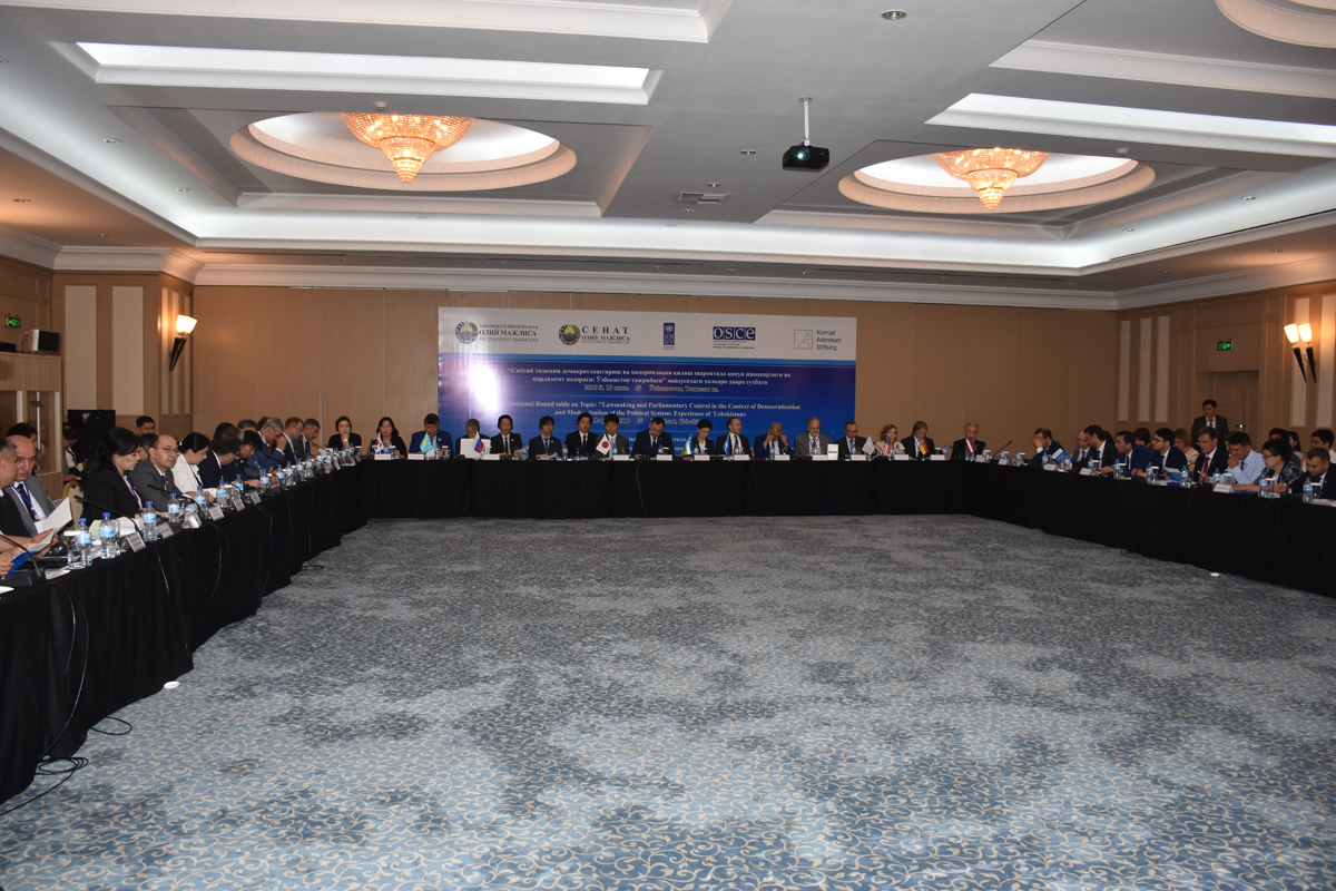 Qazaqstan senatorlary Tashkentte dóńgelek ústel otyrysyna qatysty