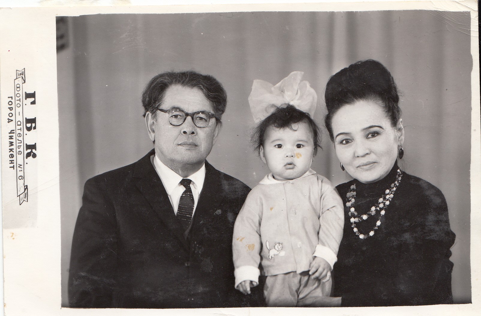 О́tkender izi óshpeıdi. «Jumken, úsh kúnnen soń maıdanǵa attanamyz. Arys stansasynan ótemiz... »