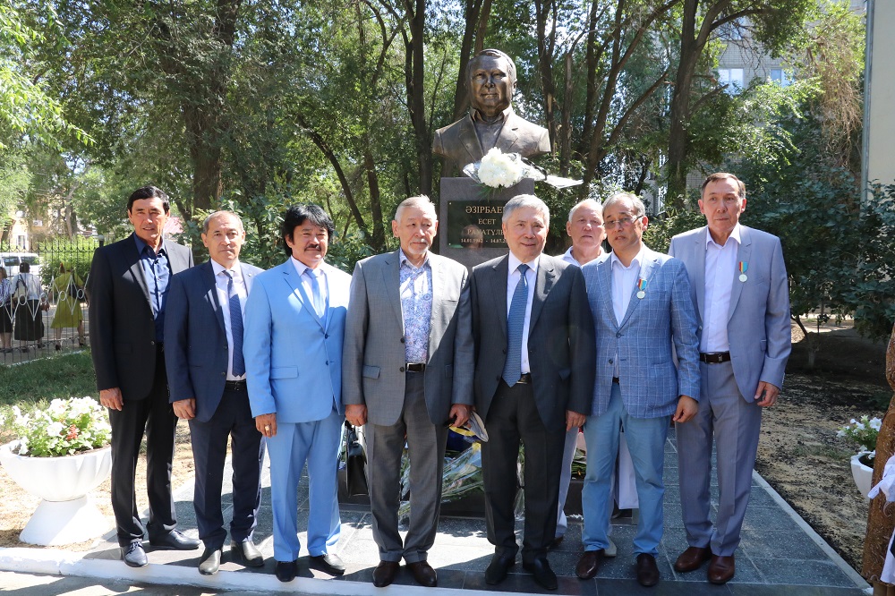 Munaı salasynyń ardageri Eset Ázerbaevqa músin qoıyldy