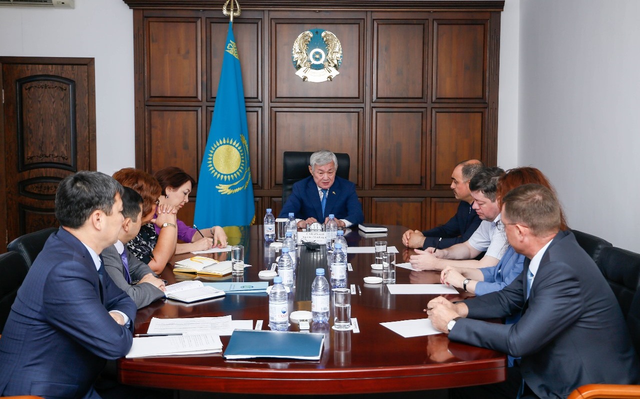 Berdibek Saparbaev májilis depýtattarymen kezdesti