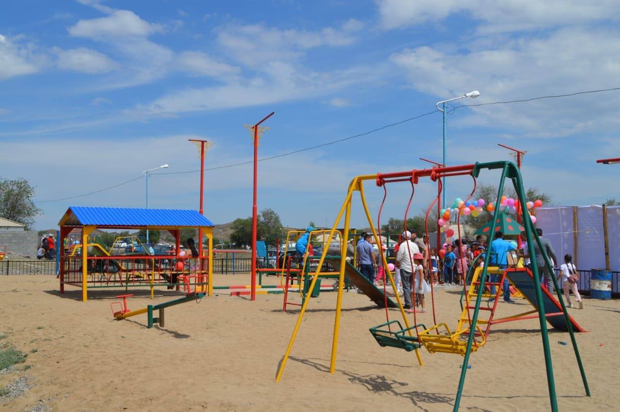 Mektep túlekteri aýyldastaryna oıyn alańyn syıǵa tartty