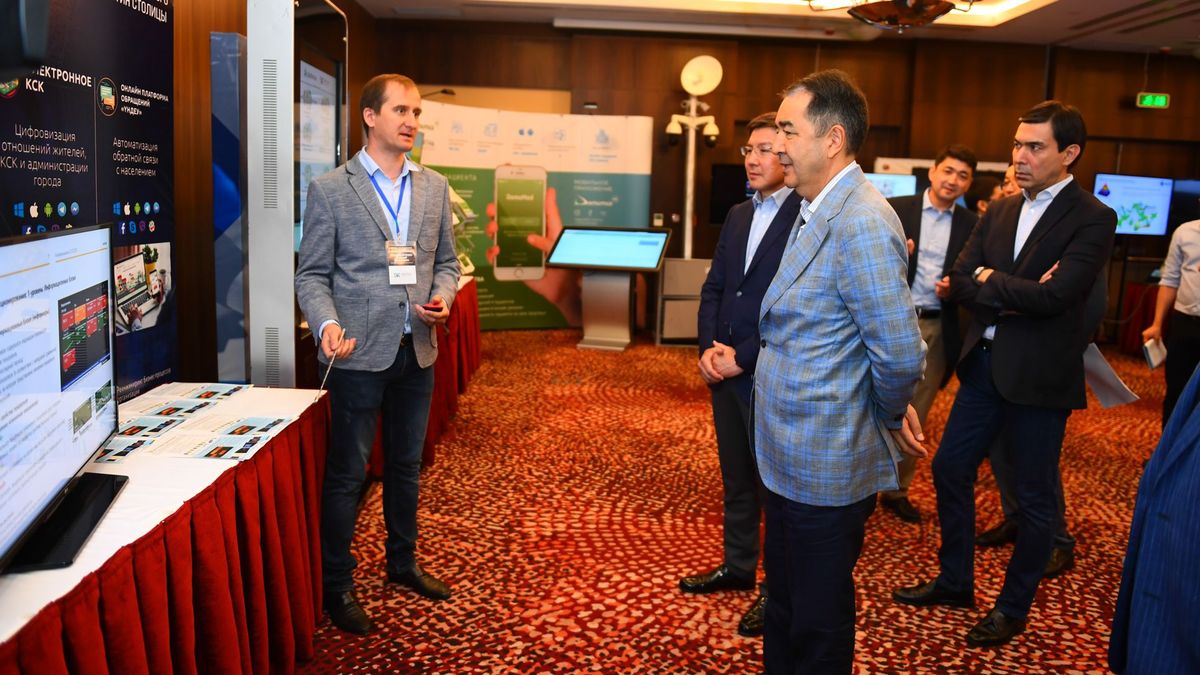 «Sıfrlyq Qazaqstan»: Úkimet basshysy otandyq AT-kompanııalarmen memlekettik baǵdarlamany iske asyrý máselesin talqylady