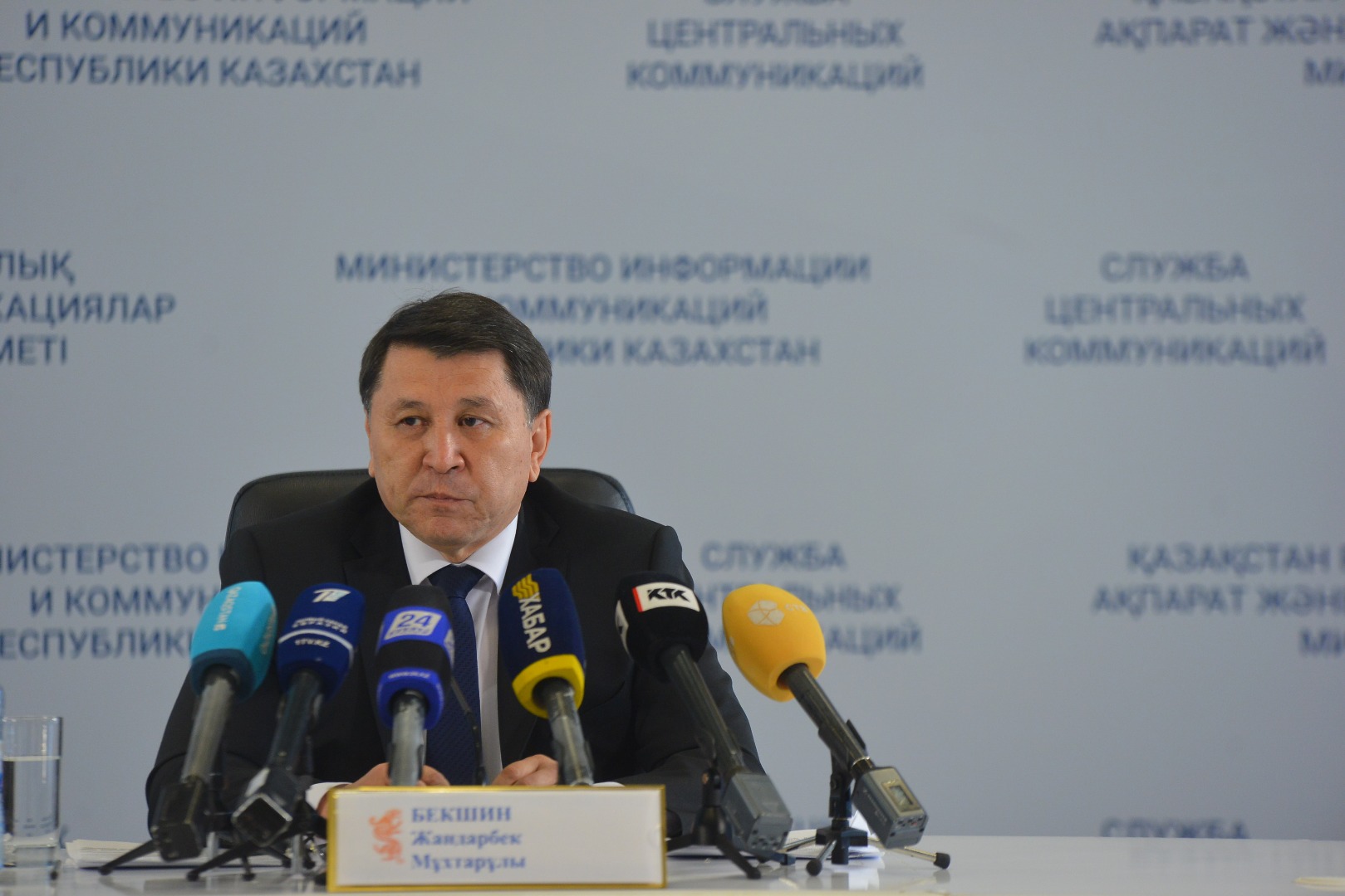 Jandarbek Bekshın mektep formasyn qalaı tańdaý kerektigin túsindirdi