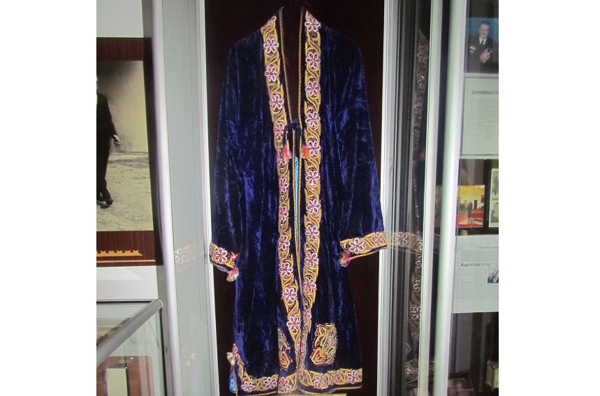 Dinmuhamed Qonaevtyń Sultan Súleımenulyna syıǵa tartqan shapany kórmege qoıyldy