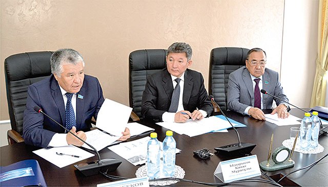 Senatorlar Aqmola oblysynda «7-20-25» baǵdarlamasyn iske asyrý barysymen tanysty