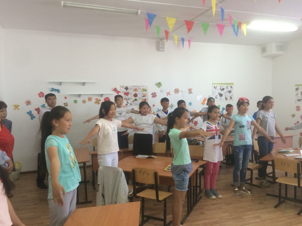 Jańaózende úsh tildi lagerler uıymdastyryldy