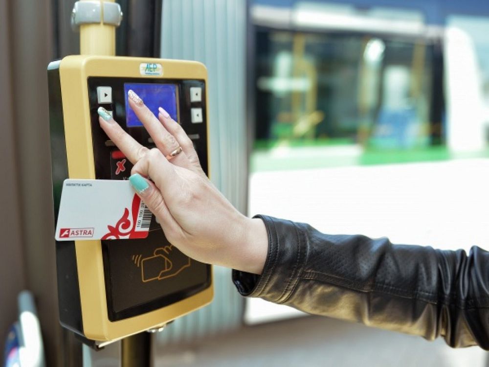 Astanalyqtar jańa elektrondy bılet júıesine qalaı qaraıdy? (VIDEO)