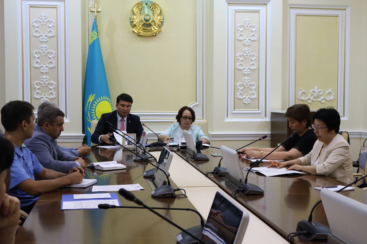 Senator S.Aıtpaeva Oralda balalar quqyqtaryn qorǵaý máselelerin talqylaýǵa qatysty