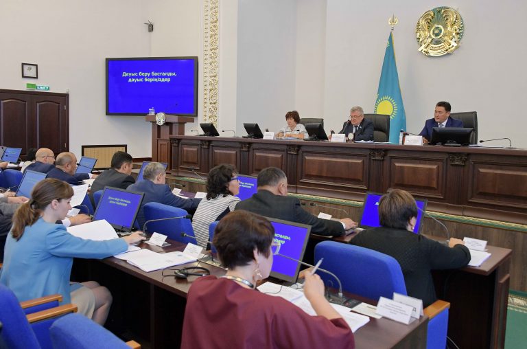 Bolat Baqaýov oblystyq máslıhat depýtattary aldynda esep berdi