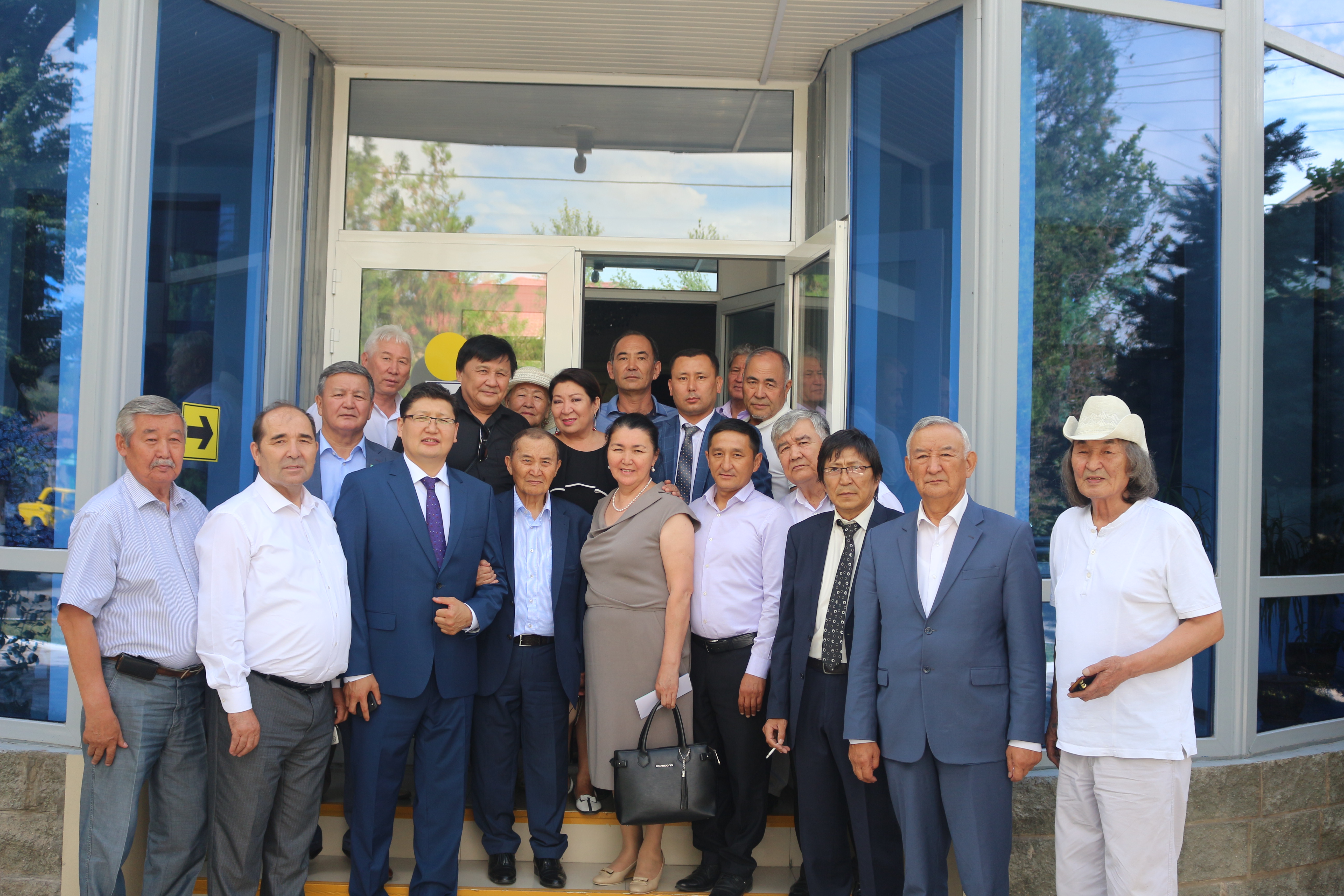 Tarazdyq oqyrmandar jazýshy Ákim Tarazımen júzdesti