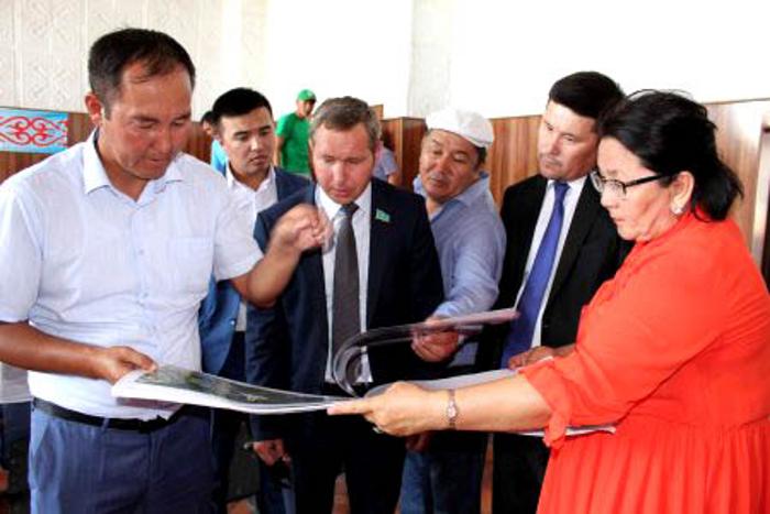 Depýtat G.Shıpovskıh «Manaq baba» sharýa qojalyǵyna arnaıy at basyn burdy