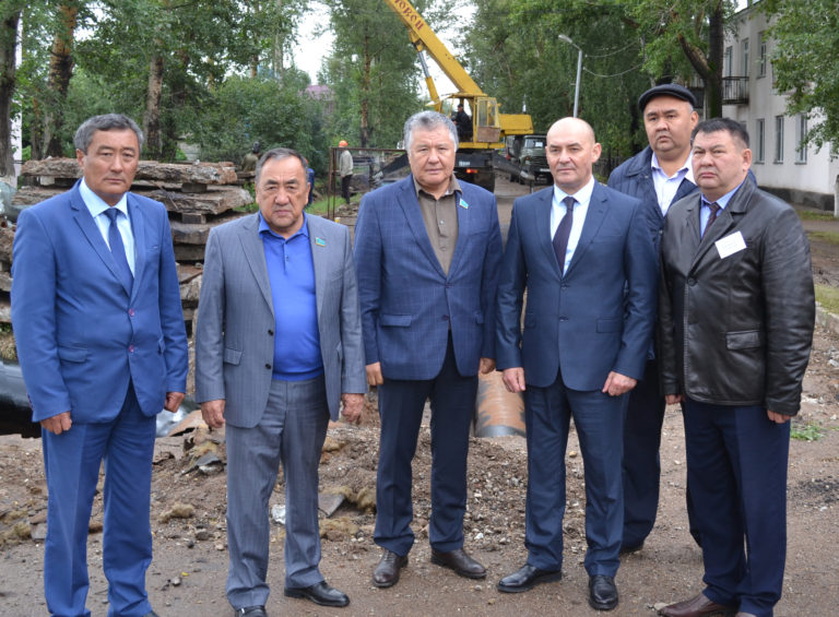 Senat depýtattary Dáýren Ádilbekov pen Rashıt Ákimov Aqmola oblysynda boldy