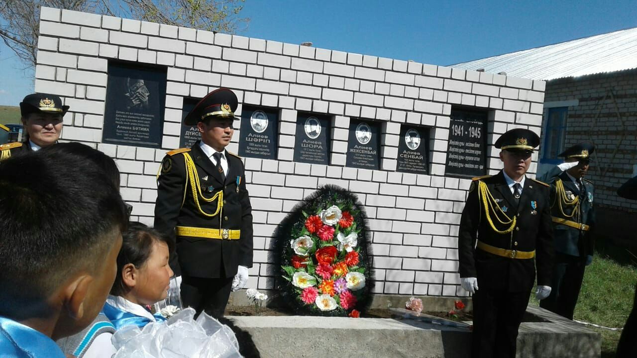 Bir áýletten maıdanǵa attanǵan bes bozdaq