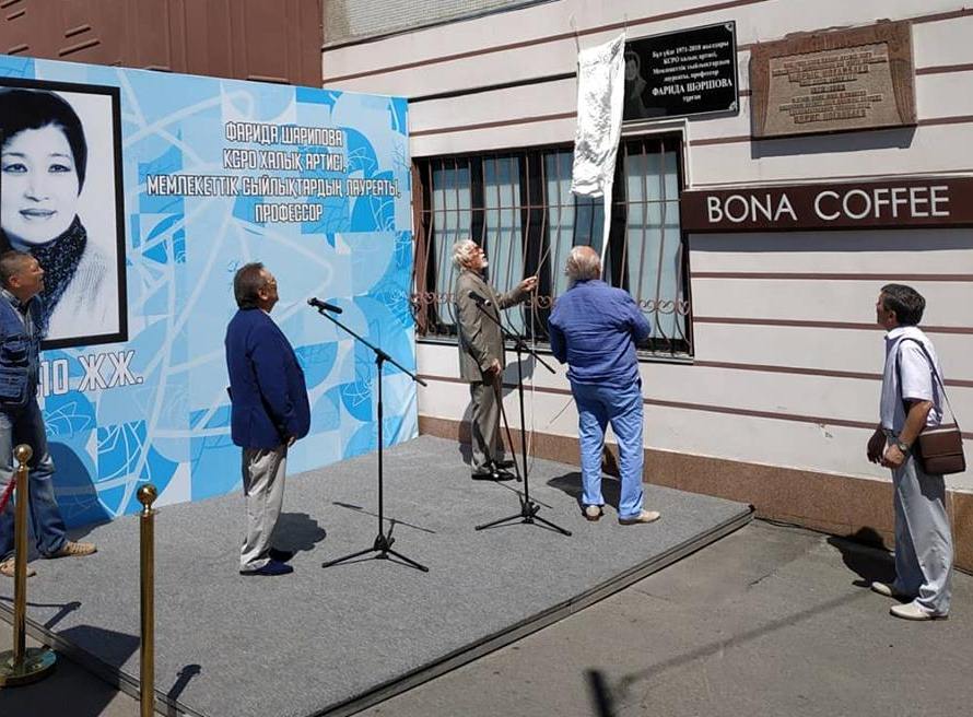 Aktrısa Farıda Sháripovanyń úıine taqta ornatyldy
