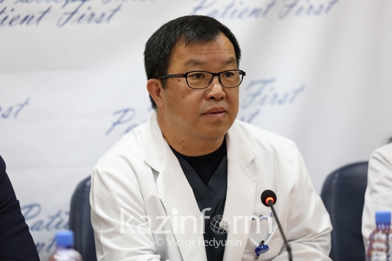 Qazaqstan álem boıynsha alǵash ret bir adamnyń júregin eki ret aýystyrdy