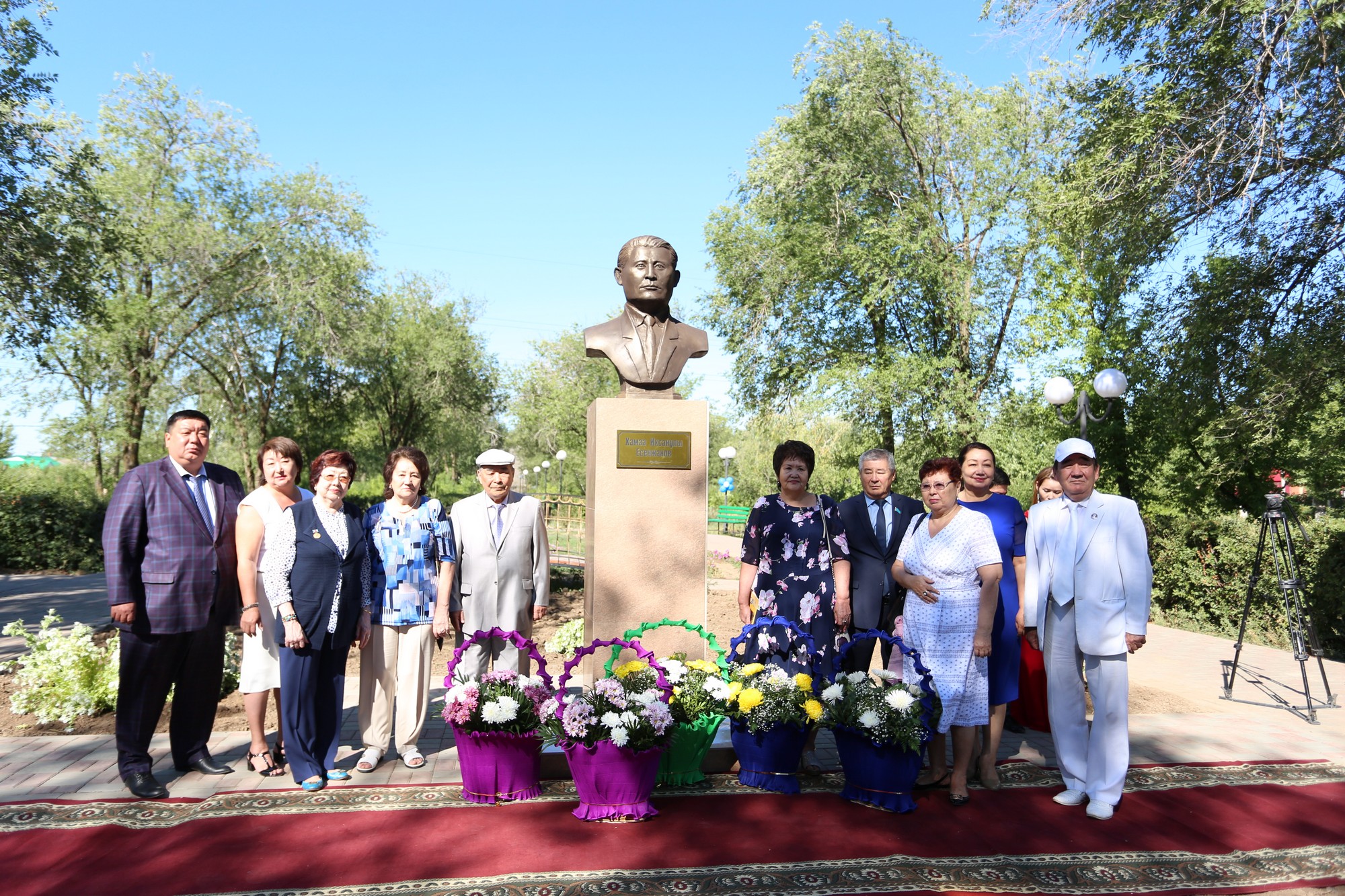 Hamza Esenjanovqa týǵan jerinde eskertkish ornatyldy