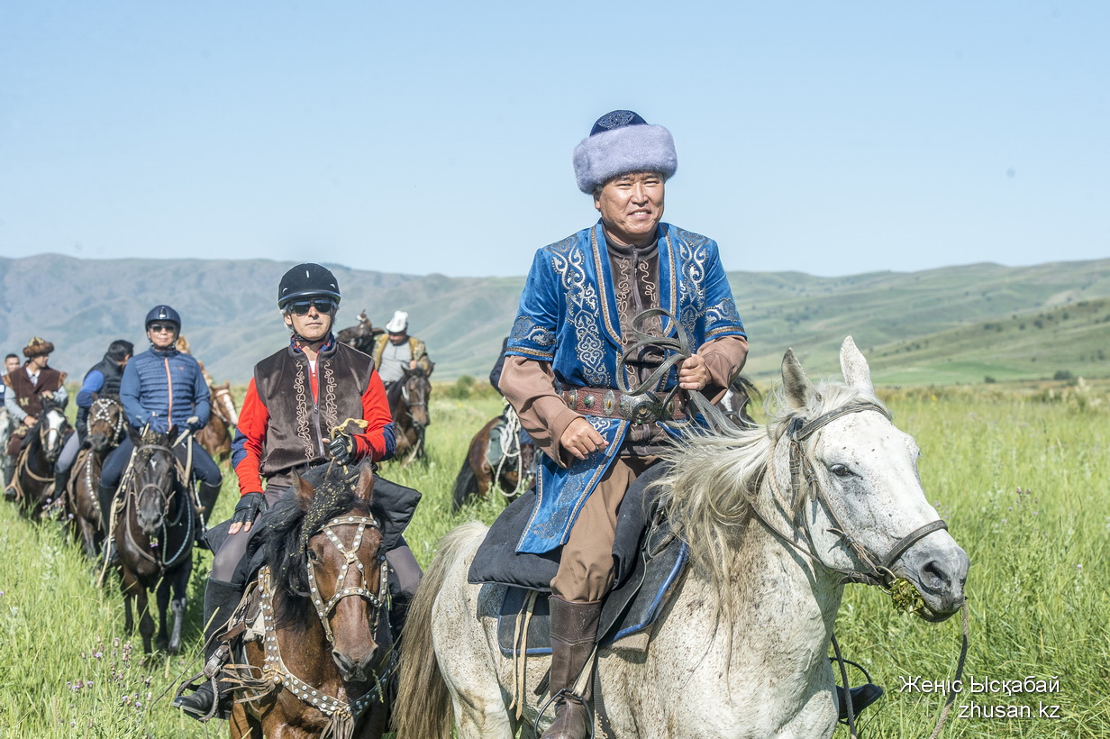 Mınıstr men sportshylar salt atqa minip, týrızmdi nasıhattady
