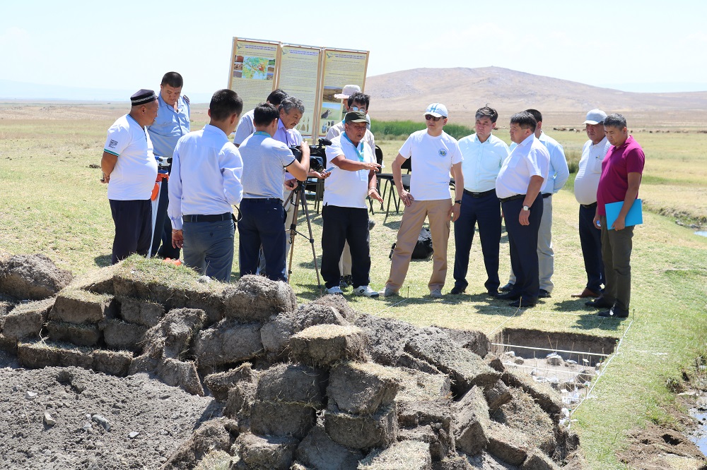 Qýatjan Ýálıev Áýlı­e­ata óńirindegi arheologııalyq qazba jumystarymen tanysty
