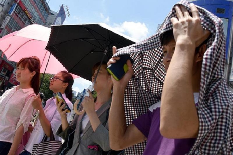 Japonııada aptap ystyq saldarynan aýrýhanaǵa túskenderdiń sany rekordtyq kórsetkishke jetti