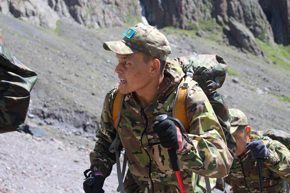 Sarbazdar kez kelgen qıyndyqty eńserýge daıyn