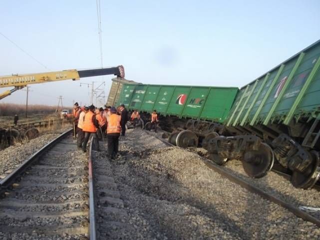 Jambyl oblysyndaǵy júk vagondarynyń joldan shyǵyp ketý sebebi anyqtaldy