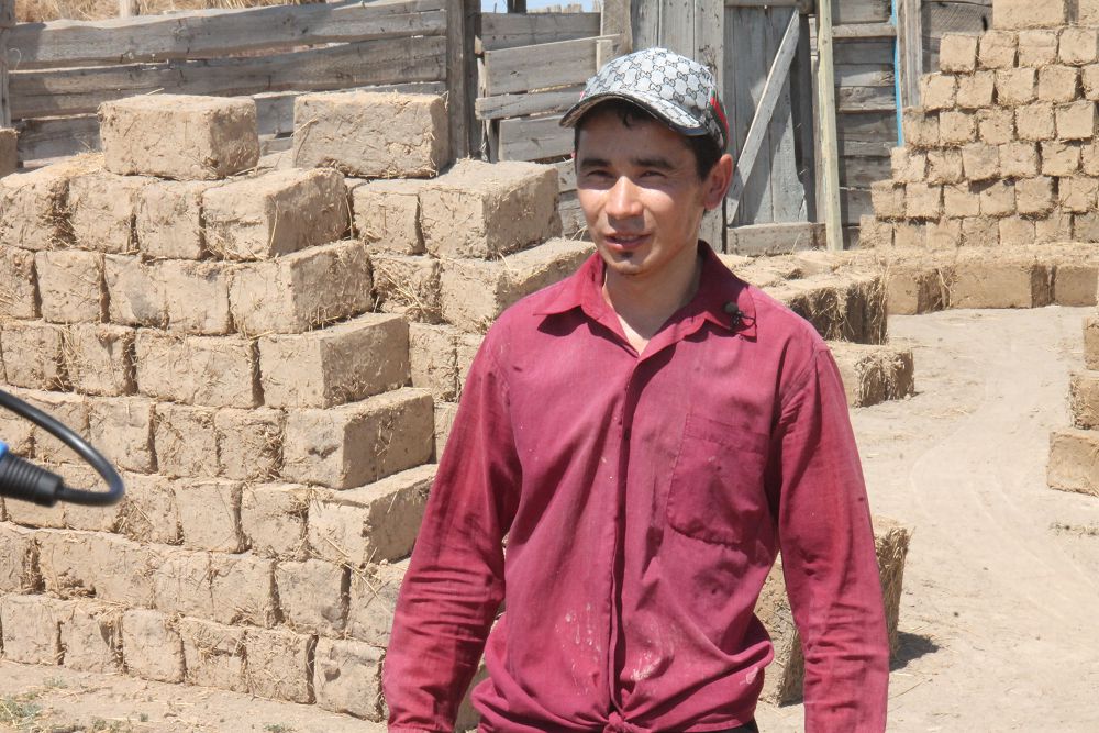 Aýyl aqyny kirpish quıady