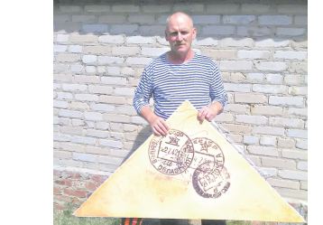 Daladan tabylǵan «úshbý hat» mektep mýzeıine tapsyryldy