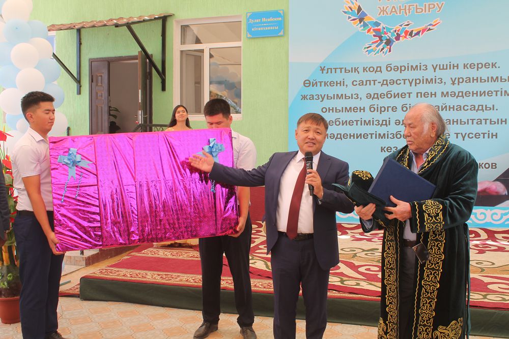 Dýlat Isabekovtiń kitaphanasy ashyldy